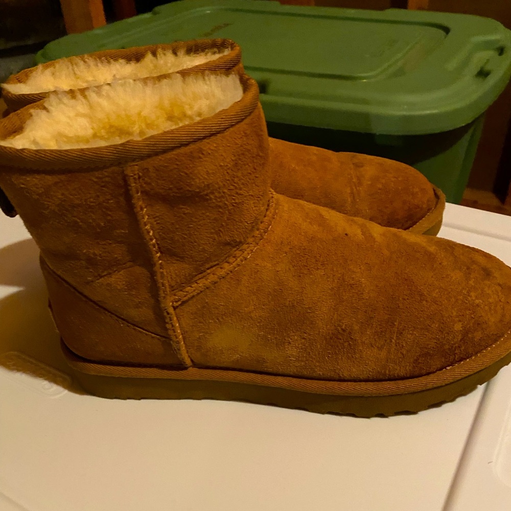 Ugg Classic Mini Chestnut. Purchased new last year. Size 7. Good condition!